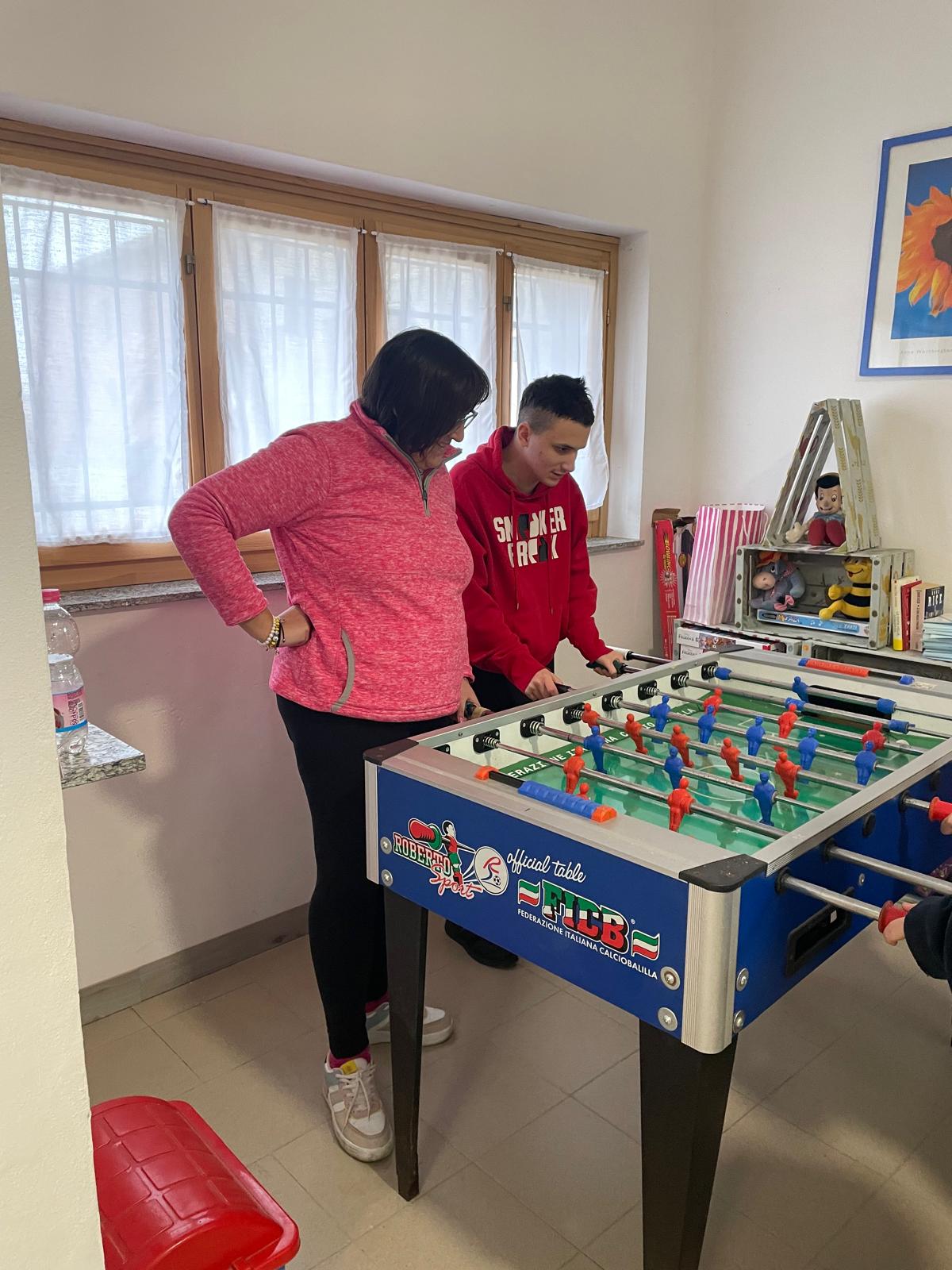 Una partita a calcio balilla